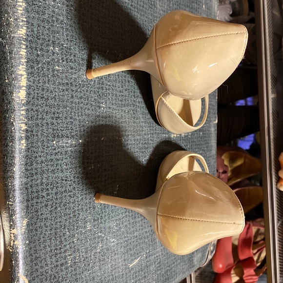 Patent leather nude 2” heels size 36 - Picture 4 of 4